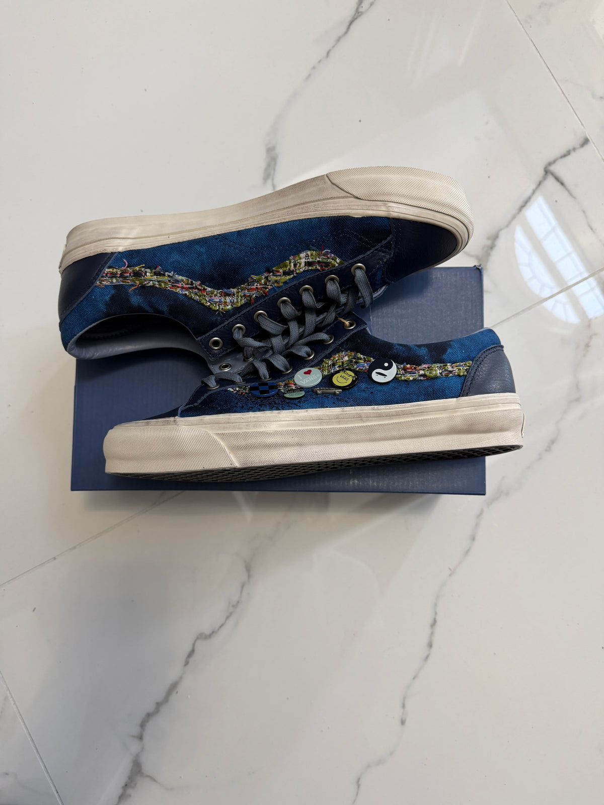 Souvenir navy vans